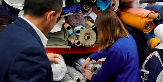 Виктория Бекхэм, Barbour и Симон Роша передадут ткани из своих архивов студентам-дизайнерам