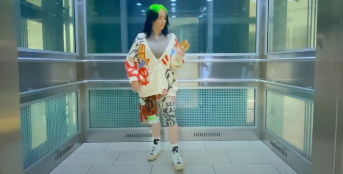 Билли Айлиш гуляет по безлюдному торговому центру в клипе «Therefore I Am»