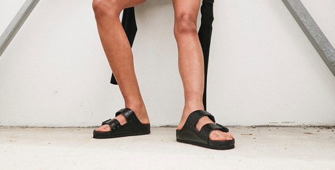 Рик Оуэнс и Birkenstock выпустили коллекцию в стиле фильмов Фрица Ланга и Сесила Б. Демилля