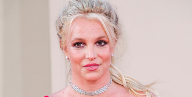 Бритни Спирс показала видео с танцами — в конце она сломала ногу