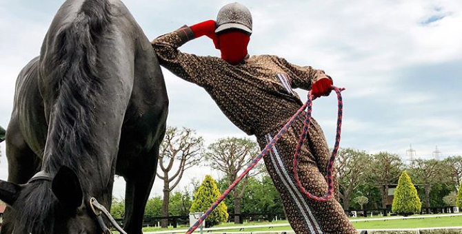 Burberry выпустил съемку с анонимным инстаграм-аккаунтом о моде @Checking_Invoices