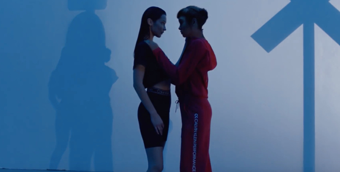 Поцелуй Беллы Хадид и виртуального инфлюенсера Lil Miquela в новом видео Calvin Klein