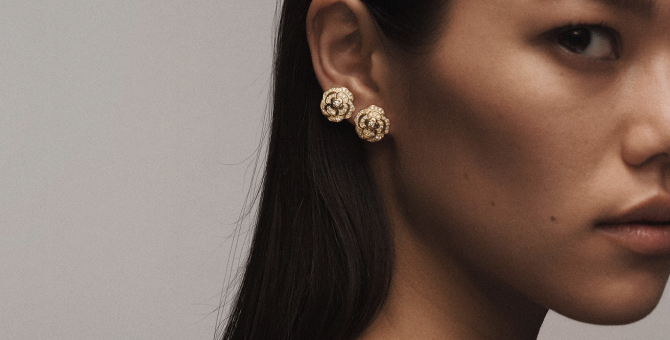 Chanel показал новую ювелирную коллекцию, вдохновленную камелиями