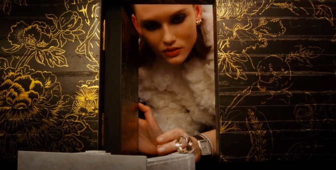Chanel выпустил видео в стиле «Алисы в Стране чудес»