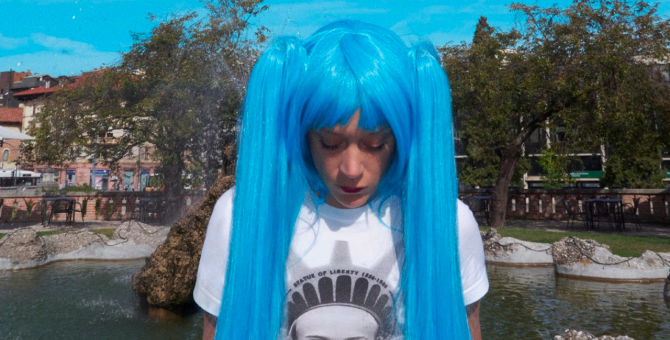 Хлоя Севиньи косплеит японских школьниц в лукбуке коллаборации с Opening Ceremony