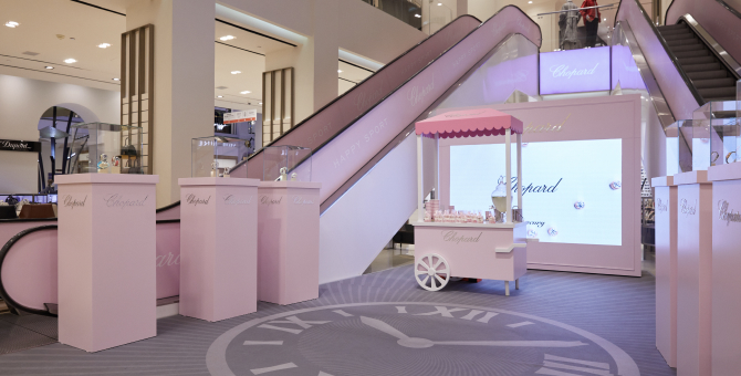 В ДЛТ появилось поп-ап-пространство с часами Chopard