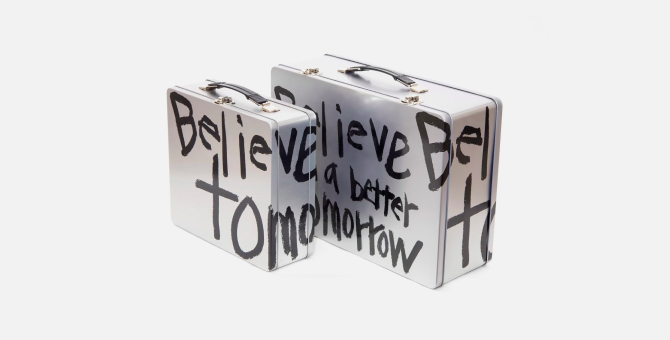 Comme des Garçons выпустил кейсы с вдохновляющими надписями