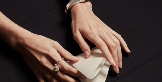 COS выпустил украшения из переработанного серебра