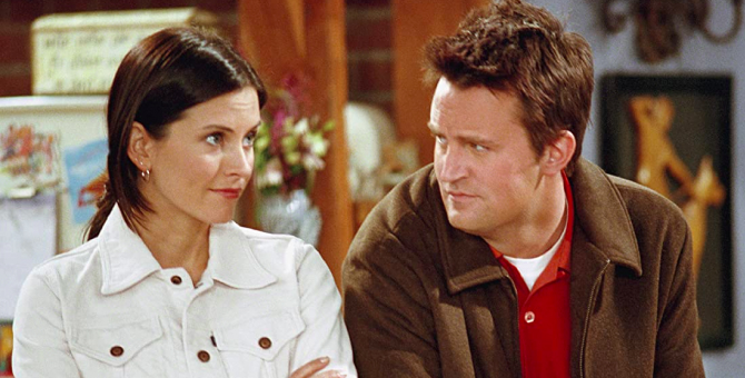 Кортни Кокс повторила танец с индейкой на голове из «Друзей»