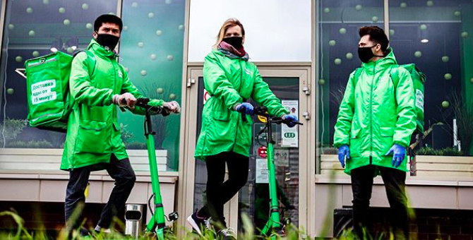 В Москве появился памятник курьерам, работающим во время пандемии COVID-19