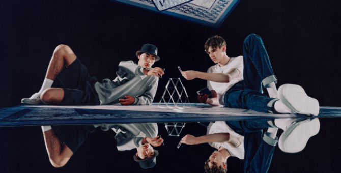 Художник Кенни Шарф сделал для Dior капсулу, вдохновленную карточными играми