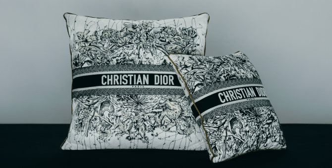 Dior выпустил посуду и подушки с рисунками художника Пьетро Руффо