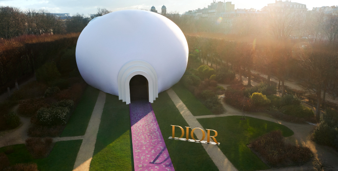 Dior выпустил видео о сет-дизайне кутюрного показа с работами художницы Джуди Чикаго