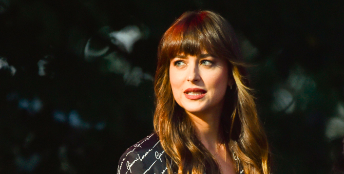 Дакота Джонсон сняла клип для группы Coldplay