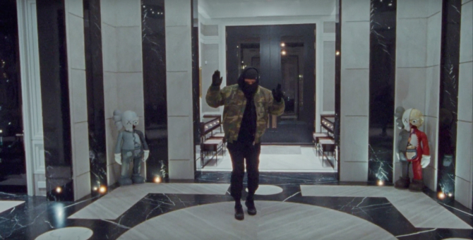 Дрейк устроил тур по своем дому в клипе на трек «Toosie Slide»