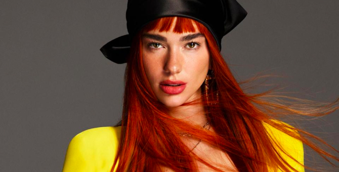 Дуа Липа снялась в осенне-зимней кампании Versace с новым цветом волос