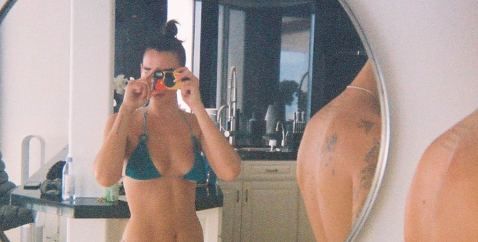 Дуа Липа показала пленочные снимки с отдыха с Анваром Хадидом