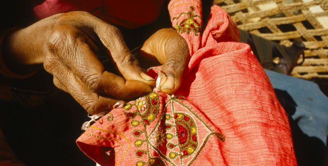 Kering откроет в Индии центр ручной вышивки