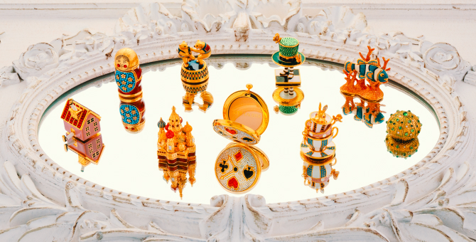 В ЦУМе покажут драгоценные пудреницы и флаконы для твердых духов Estée Lauder