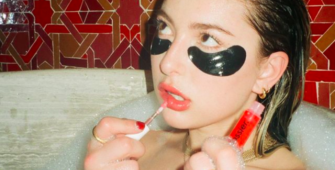 Дочь Стива Джобса снялась в праздничной кампании Glossier