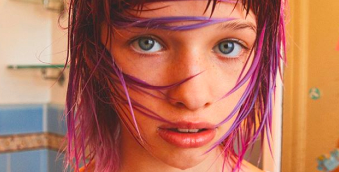 Дочь Миллы Йовович сочинила сказку на русском языке — о жабе Ларисе и ее брате Маше