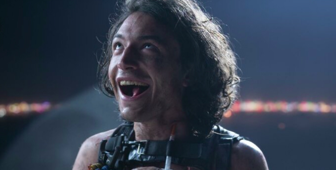 Эзра Миллер сыграл пироманьяка в сериале «Противостояние» по Стивену Кингу