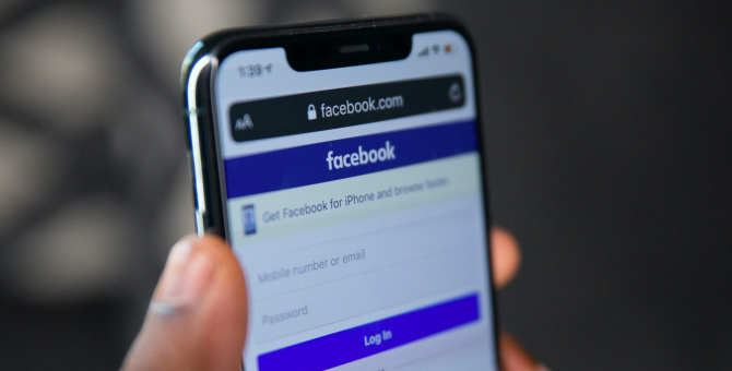 Facebook перестанет продвигать политический контент