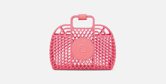 Fendi выпустил сумки-корзинки из переработанного пластика