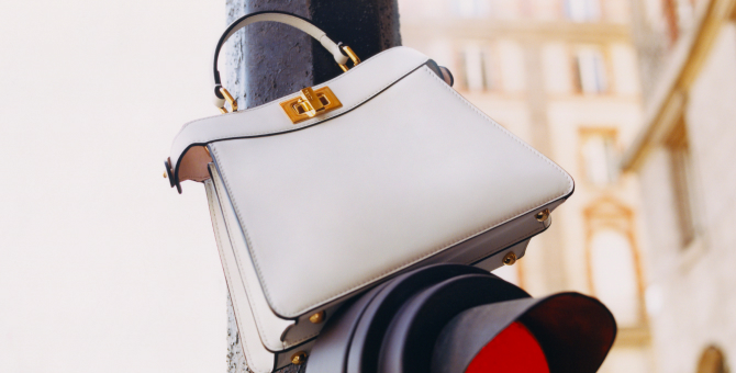 Fendi представил мини-версию сумки Peekaboo ISeeU