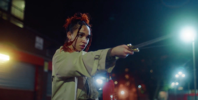 FKA Twigs идет по ночной улице и сражается на мечах в клипе «Sad Day»