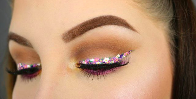 В инстаграме появился тренд на макияж с цветочными стрелками