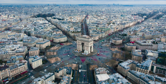 Власти Франции вводят комендантский час на всей территории страны