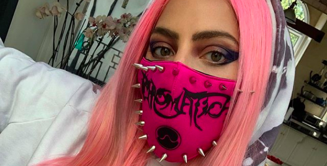 Леди Гага сообщила, что она лично доставляет физические копии своего альбома «Chromatica»