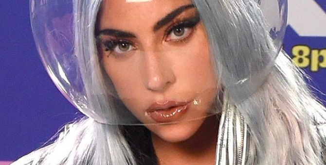 Леди Гага повторила образ космонавта со статуэтки MTV Video Music Awards