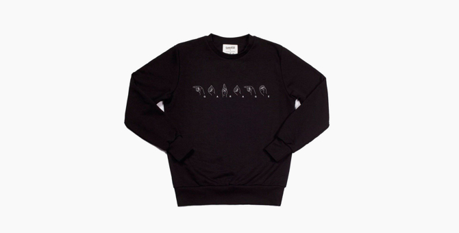 «Гараж» выпустил футболки и свитшоты с надписями на международном жестовом языке