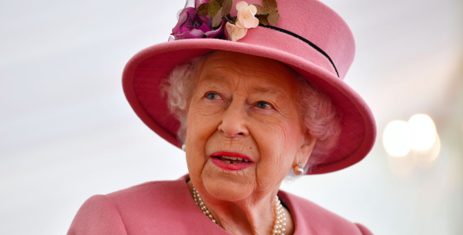 Елизавета II выпустила джин на травах, собранных в Сандрингеме