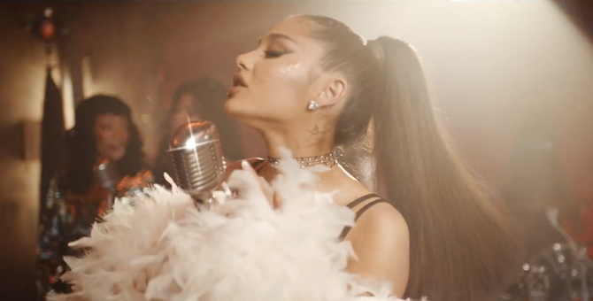 Ариана Гранде поёт в интерьерах в стиле 1920-х в видео на трек «Rule the World»