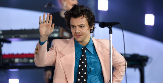 Target выпустила свечу с ванильным ароматом — фанаты Гарри Стайлза решили, что так пахнет певец