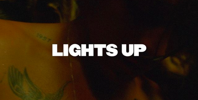 Гарри Стайлз отдыхает на вечеринке и катается на мотоцикле в клипе «Lights Up»