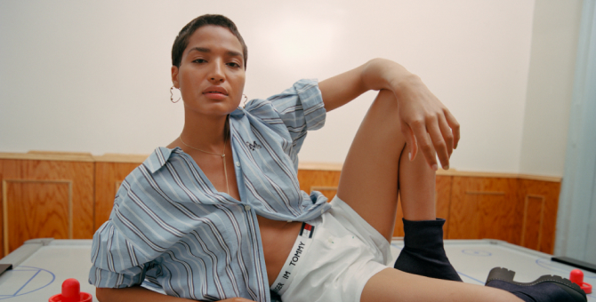 Tommy Hilfiger и Индия Мур выпустили агендерную капсульную коллекцию