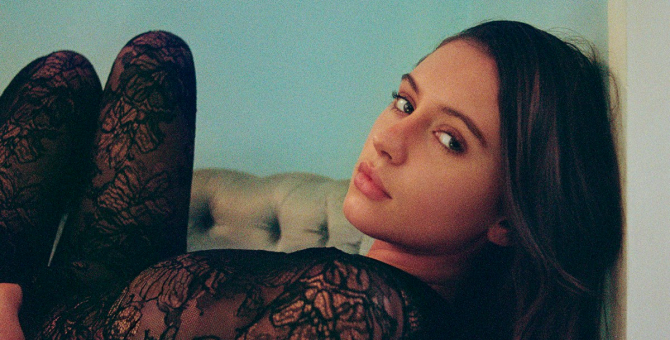 Дочь Джуда Лоу примерила белье в стиле 1980-х для новой кампании La Perla