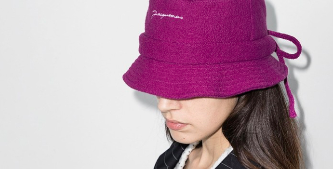 Jacquemus выпустил осеннюю панаму из шерсти цвета фуксии