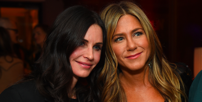 Кортни Кокс повторила образ Дженнифер Энистон в честь ее дня рождения