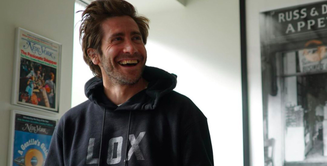 Джейк Джилленхол сделал мерч с надписью «LOX» — это оценили русскоязычные пользователи соцсетей