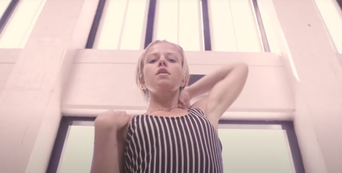 Женя Борзых изображает инструктора по плаванию в клипе «Нежно» группы «СБПЧ»