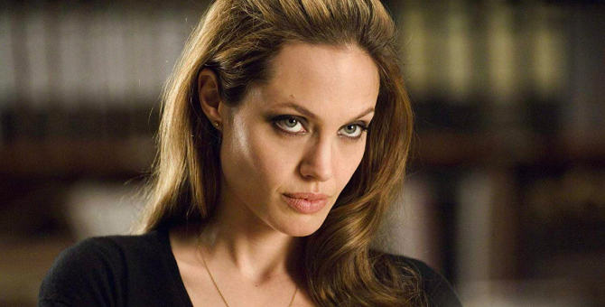 Анджелина Джоли рассказала о борьбе своей матери с раком груди и своей собственной мастэктомии