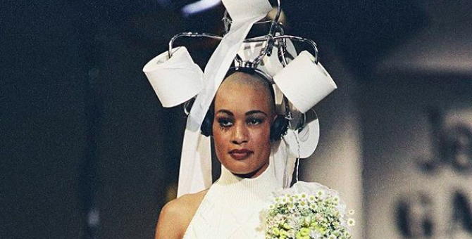 На фоне роста продаж туалетной бумаги Жан-Поль Готье показал модный образ с ней