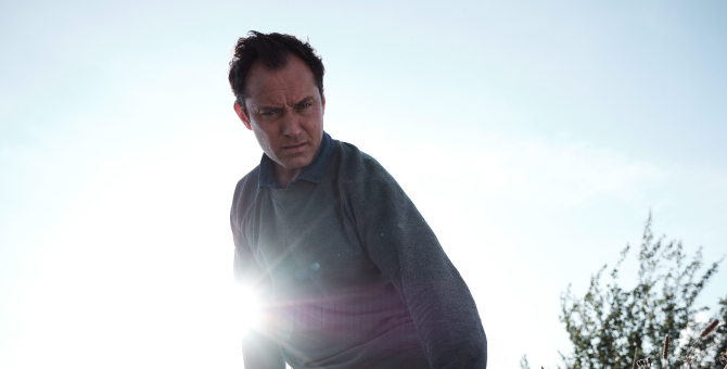 Кинотеатр «Октябрь» покажет первый эпизод мини-сериала с Джудом Лоу «Третий день»