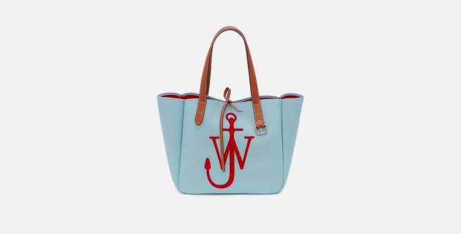 J.W. Anderson выпустил сумки из переработанных пластиковых бутылок