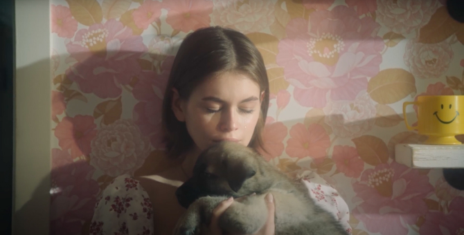 Кара Делевинь сняла музыкальный клип с Кайей Гербер